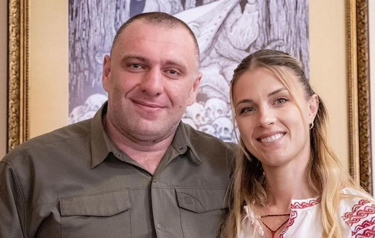 Ольга Харлан - голова СБУ Василь Малюк вручив спортсменці пам'ятну відзнаку Ольга Харлан - голова СБУ Василь Малюк вручив спортсменці пам'ятну відзнаку