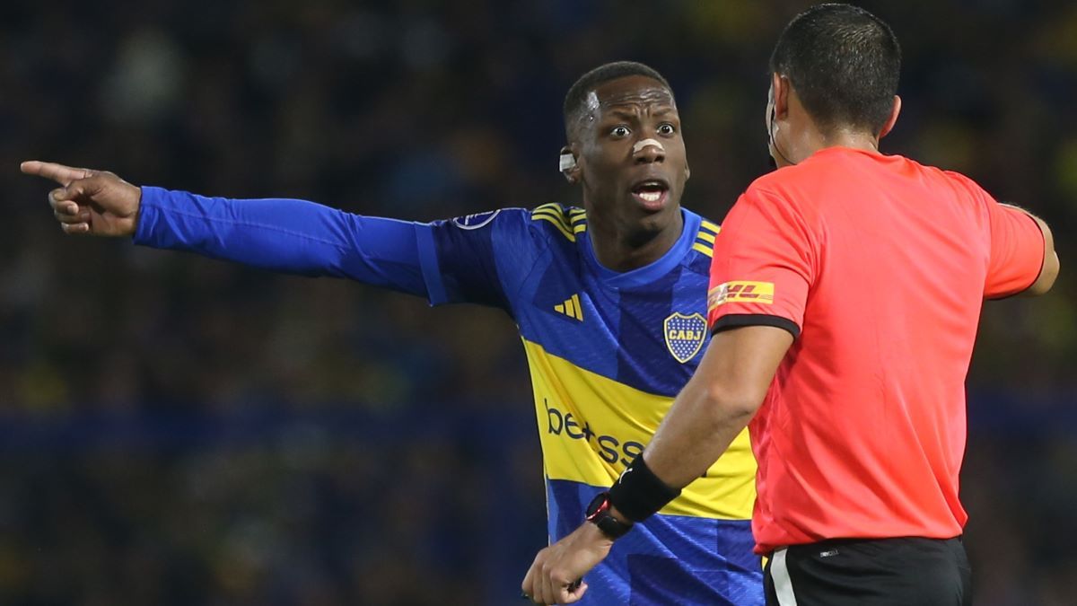 Луис Адвинкула получил удаление на 9-й секунде Луис Адвинкула получил удаление на 9-й секунде