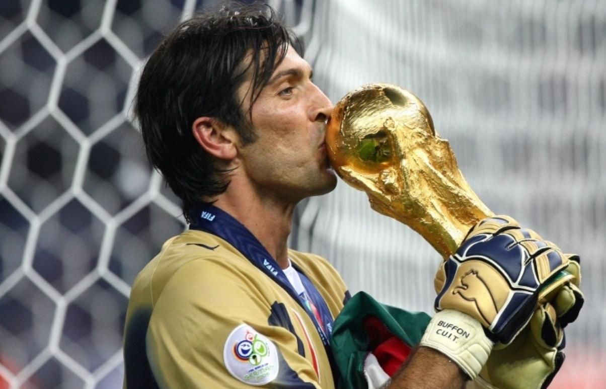 Джанлуиджи Буффон – итальянский эксголкипер получил награду от президента УЕФА Джанлуиджи Буффон – итальянский эксголкипер получил награду от президента УЕФА
