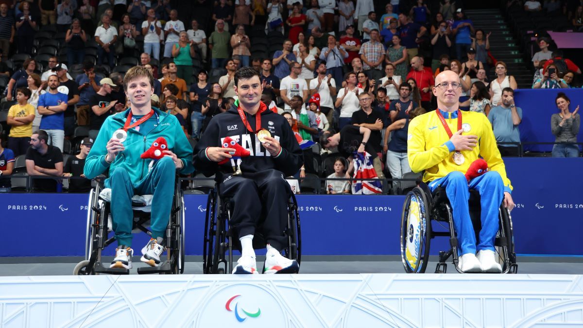 Комаров отошел от россиянина на награждении Комаров отошел от россиянина на награждении