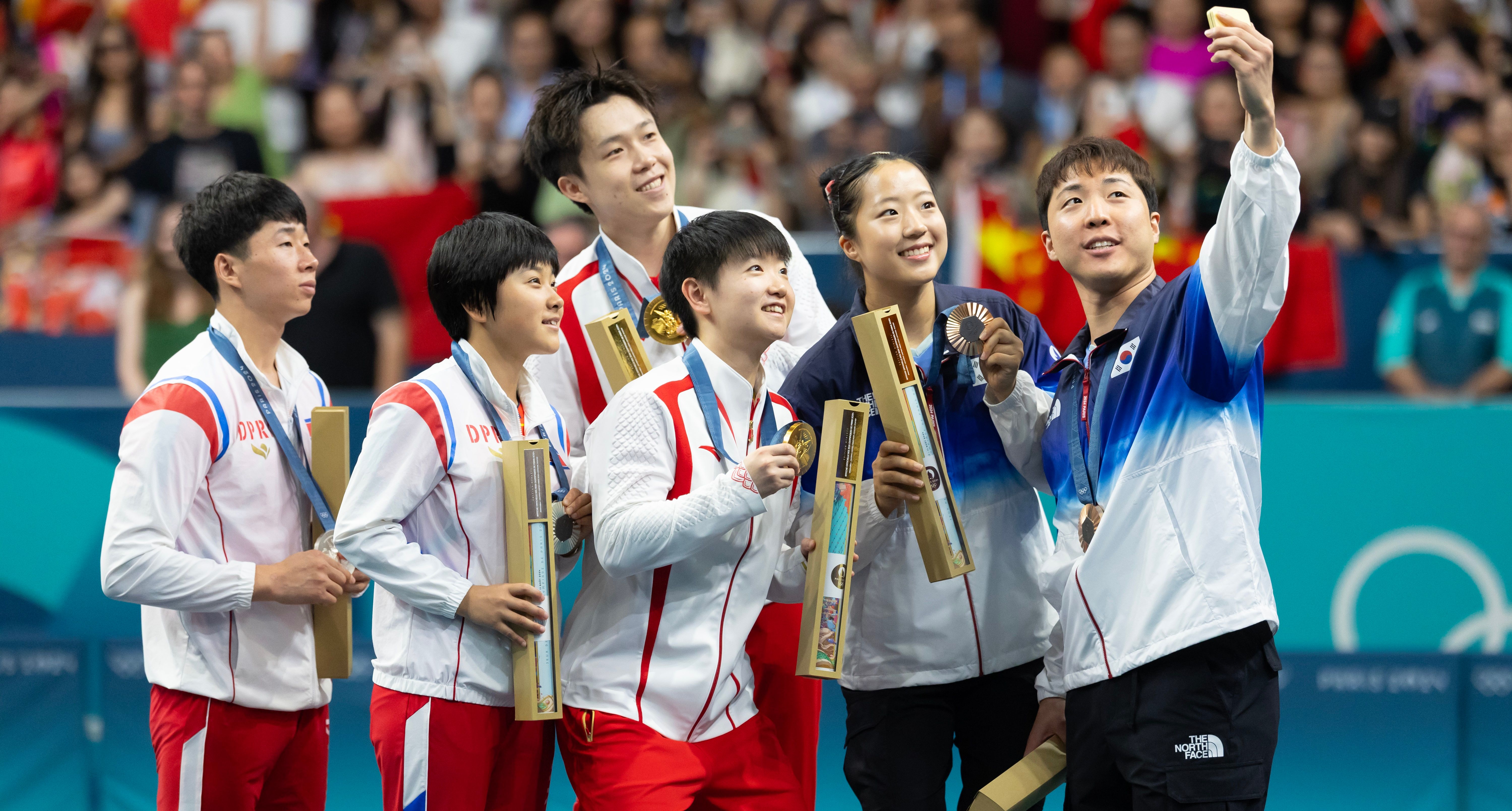 Спільне селфі тенісистів з КНДР та Південної Кореї Спільне селфі тенісистів з КНДР та Південної Кореї