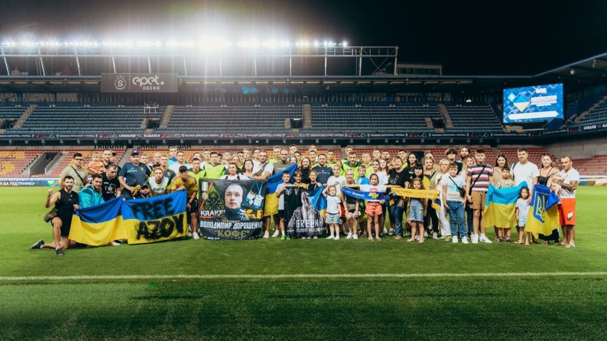 Сборная Украины встретилась с ветеранами войны Сборная Украины встретилась с ветеранами войны