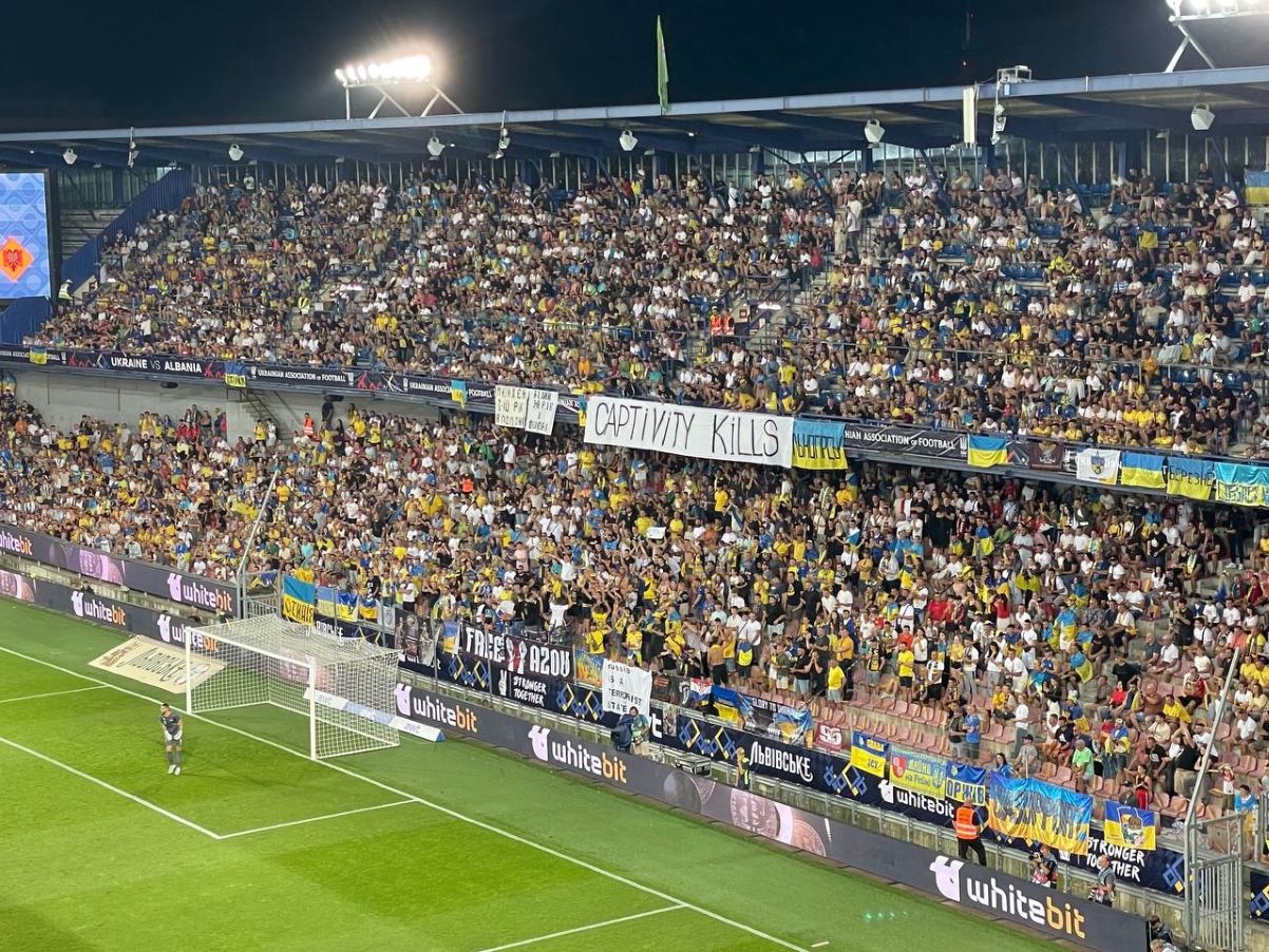 Збірна України - вболівальники вивісили банер з нагадуванням про полонених у Росії Збірна України - вболівальники вивісили банер з нагадуванням про полонених у Росії