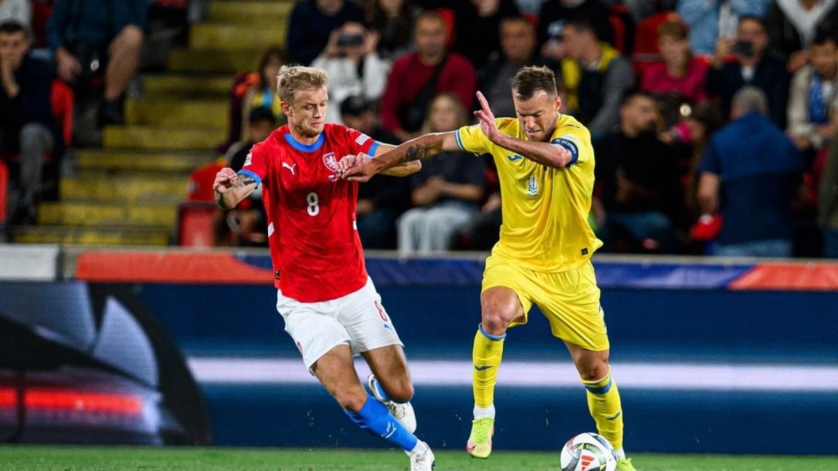 Болельщик сборной Украины бросил стаканчик в Ярмоленко - видео Болельщик сборной Украины бросил стаканчик в Ярмоленко - видео