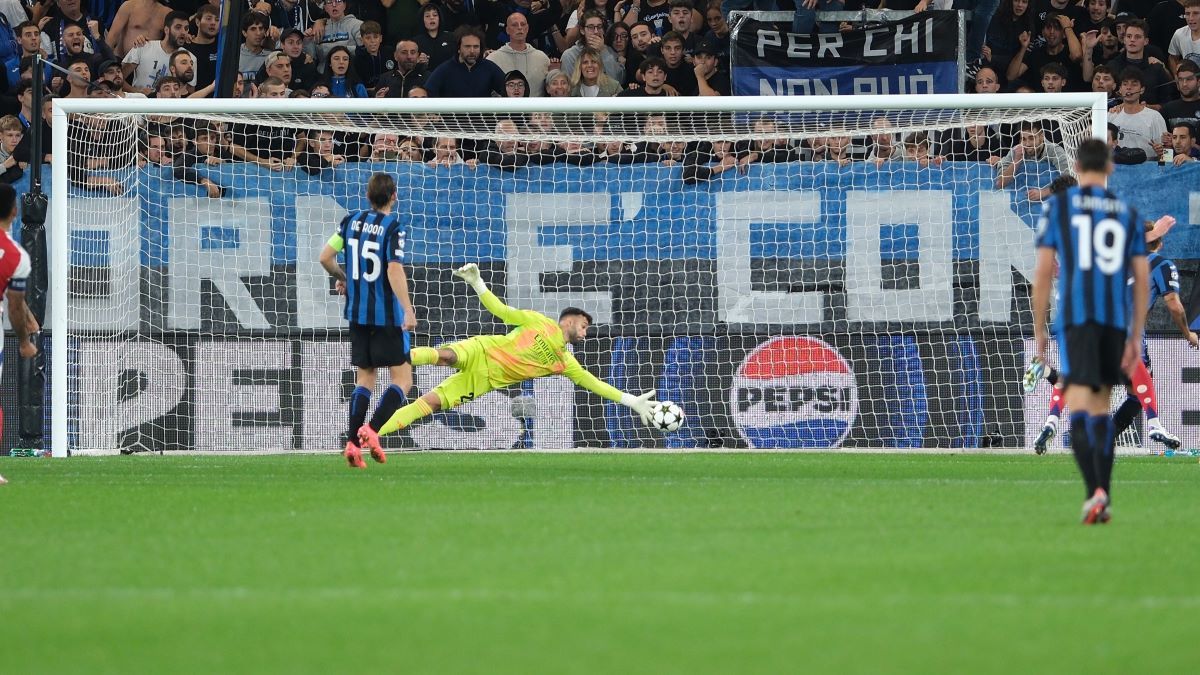 Давид Рая совершил двойной сейв в ЛЧ Давид Рая совершил двойной сейв в ЛЧ