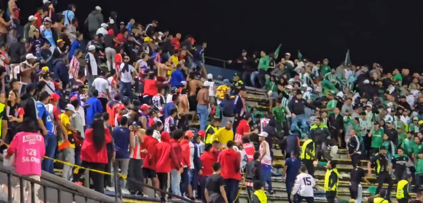 Масове насильство фанатів під час матчу чемпіонату Колумбії - відео бійки Масове насильство фанатів під час матчу чемпіонату Колумбії - відео бійки