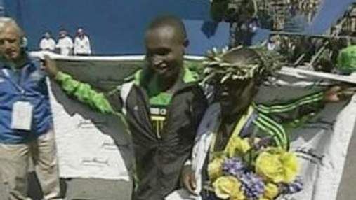 Двое кенийцев пробежали 42 км быстрее мирового рекорда