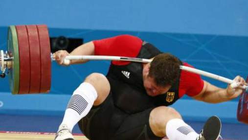 Трагедія на Олімпіаді: На спортсмена впала штанга (Фото)