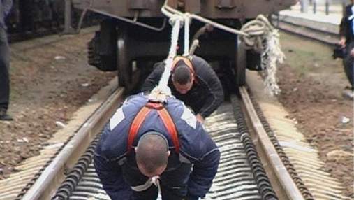 Двоє богатирів на Донеччині протягнули на собі потяг вагою 700 тонн