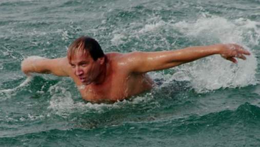 Украинец переплыл пролив Босфор со связанными руками и ногами