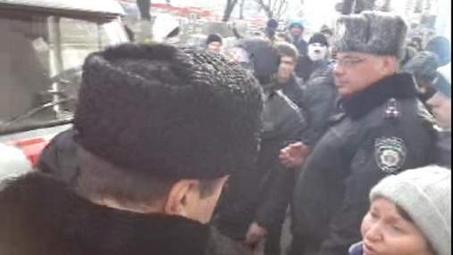 Харківський Євромайдан блокує виїзд місцевих курсантів ВВ