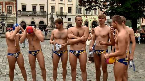 По улицам Львова прошлись красавцы в плавках