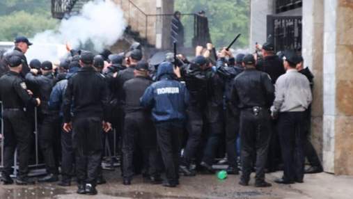Футбольные болельщики устроили столкновения с полицией в Ивано-Франковске: видео