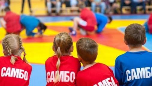 На турнире по самбо в России детей наградили сушками вместо медалей: фото