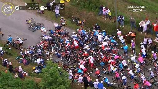 Во Франции оштрафовали женщину, которая спровоцировала массовую аварию на Тур де Франс