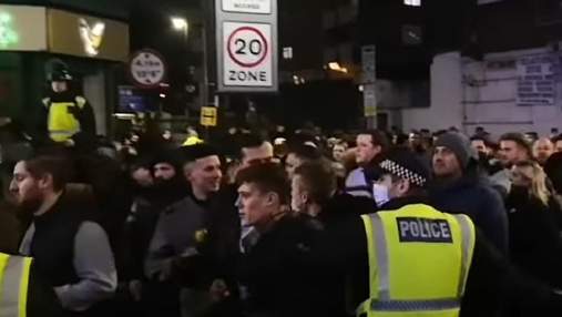 Кривава бійка в Лондоні: фанати Вест Хема та Тоттенхема влаштували сутички перед матчем – відео