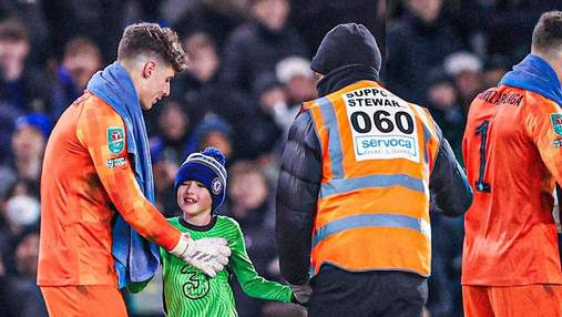 Хлопчик вибіг на поле після матчу Челсі й отримав подарунок від голкіпера: миле відео