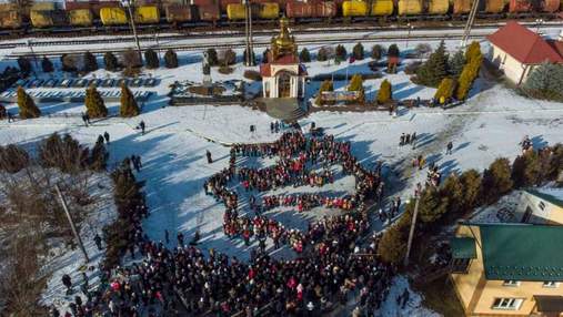 Новый рекорд Украины: на Львовщине 400 сопилкарей вместе исполнили колядку – атмосферное видео